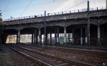 Hétfőtől több vonat menetrendje is módosul a Kerepesi úti Százlábú híd felújítása miatt