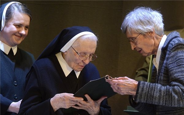 Hargitai Anna Magna megváltós nővér kapta idén a Hit pajzsa díjat