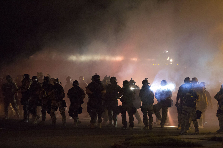 Amerikai zavargások - Felgyújtottak egy járőrautót Fergusonban, tiltakozások Amerika-szerte