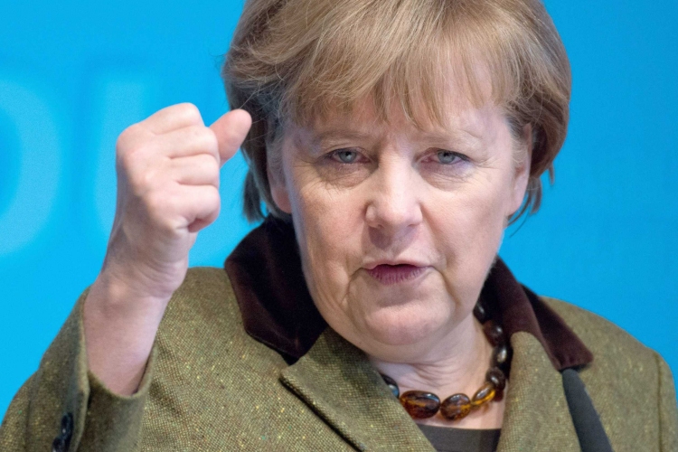 Illegális bevándorlás - Merkelt hidegszívű, megríkatott egy menedékkérő kislányt