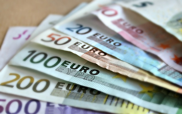 Jövedelemfüggővé teszi a francia kormány a családi pótlék összegét
