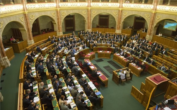 Megszűnik a veszélyhelyzet, elfogadta a parlament a törvényt