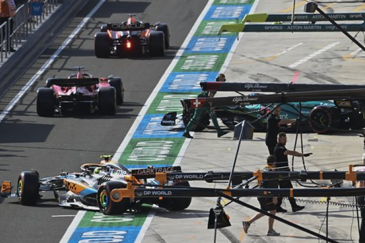 Magyar Nagydíj - Hamilton önbizalma kezd visszatérni, Verstappen szörnyűnek nevezte autóját