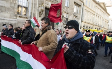 Devizahitelek - A Kúria jogegységi döntése miatt tiltakoztak Budapesten