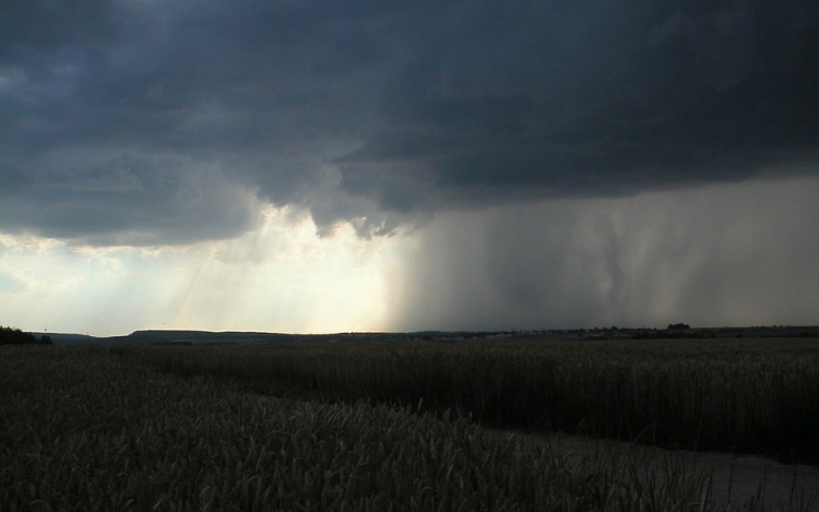 Heves zivatarokra figyelmeztet a meteorológiai szolgálat