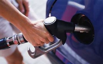 Várjunk a tankolással - péntektől még olcsóbb lesz az üzemanyag