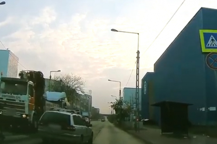 Újabb szabálytalan autóst buktatott le a kamera – Videó