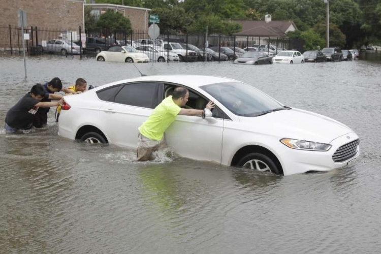 Két centimétert süllyedt Houston a hurrikán miatt