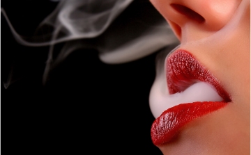 Nagyobb a fogvesztés kockázata a dohányzó, menopauza után lévő nőknél