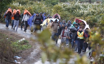 Torlódnak a migránsok a szerb-horvát határon