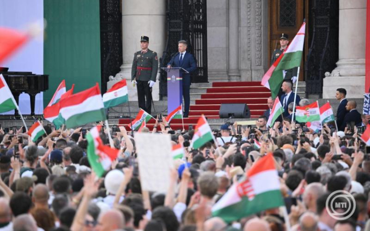 Magyar Péter: a mai nap annak a közös hitnek a beteljesedése, hogy Magyarország képes újra talpra állni