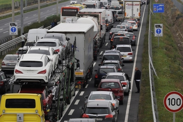 Közútkezelő: osztrák ünnep miatt nagyobb forgalom az M1-M0-M5 útvonalon