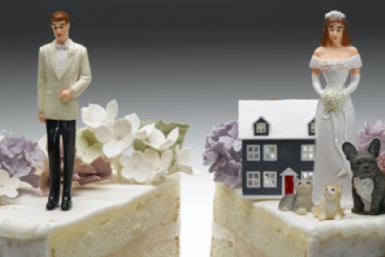 Megszűnhet a közös vagyon, ha a házastárs eladósodik