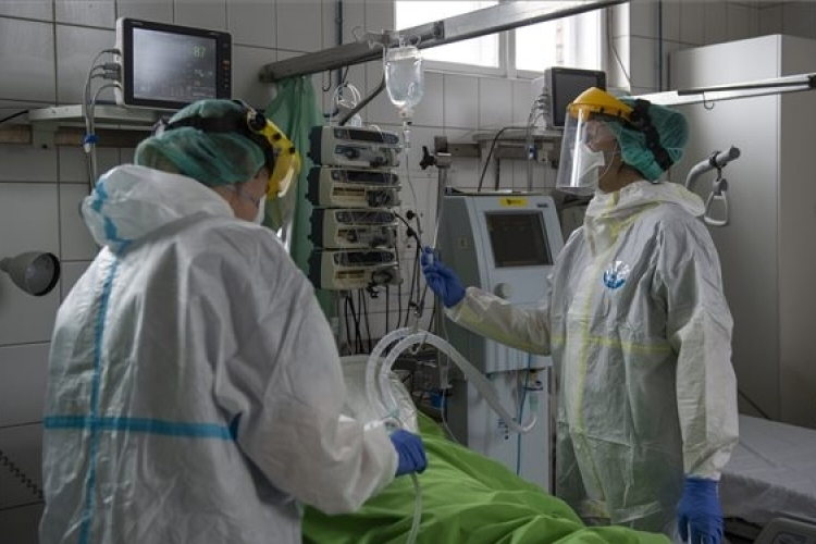 Meghalt 16 beteg, 859 új fertőzöttet találtak Magyarországon