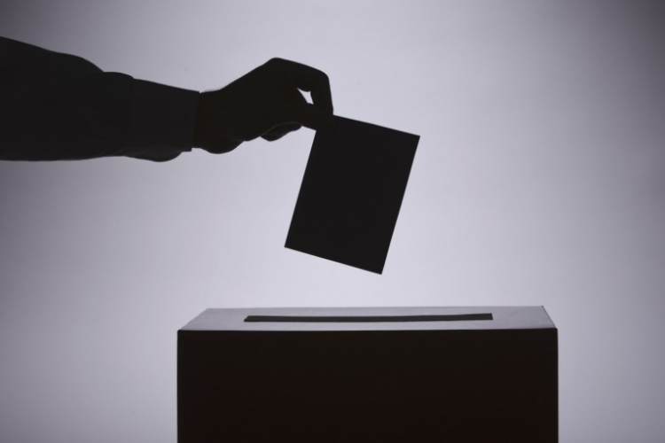 Szavazólap helyett pénzt dobott az urnába egy spanyol szavazó