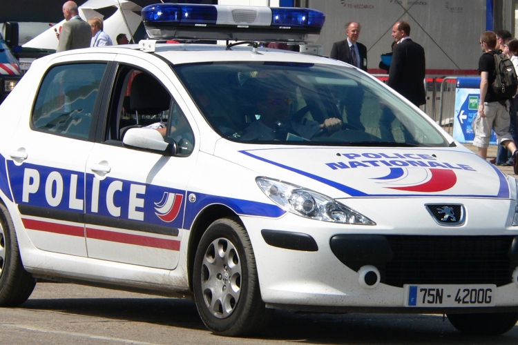 Újabb iszlamista merénylet - Egy fegyveres szándékosan rohant egy rendőrségi furgonba Párizsban