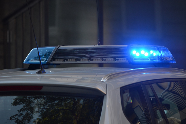 Figyelmeztető lövéssel állítottak meg a rendőrök egy késsel fenyegetőző nőt Budapesten