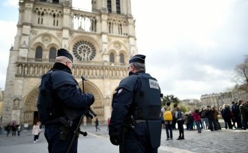 Kalapáccsal fenyegetőzött egy 40 éves algériai diák Párizsban, lelőtték a rendőrök