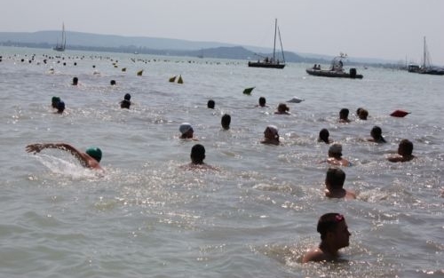 Csak gyakorlott úszók vágjanak neki a Balaton-átúszásnak