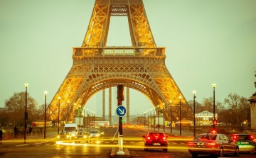 Elege lett egy párizsi utca lakóinak a turisták özönétől
