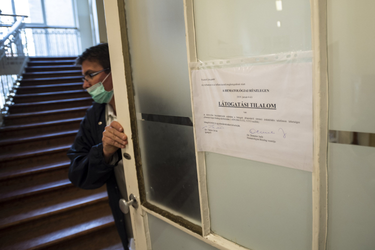 Újabb két klinikán rendeltek el látogatási tilalmat