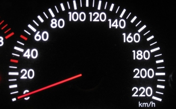 Július 1-től óránként 80 kilométerre csökken a sebességhatár a francia utakon