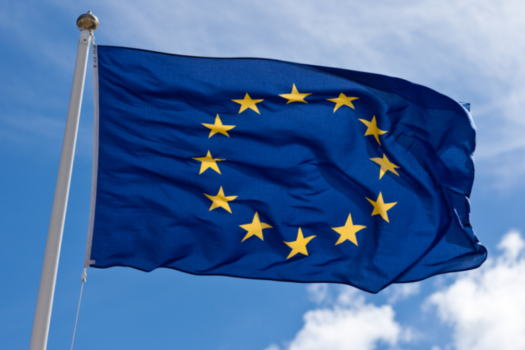 Az Európai Bizottságtól várja a Fidesz, hogy elítélje a kormányt