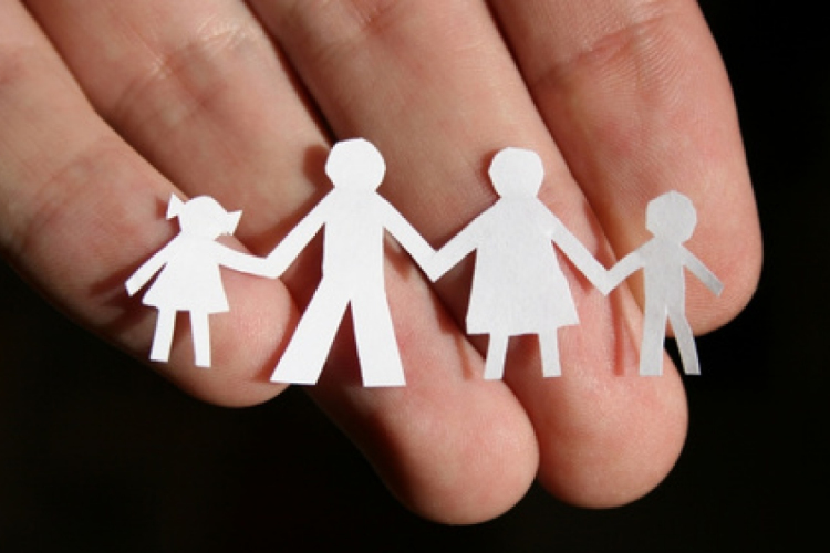 Együttműködik az eltűnt gyerekek védelme érdekében a Kék Vonal és az ombudsman