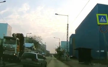 Újabb szabálytalan autóst buktatott le a kamera – Videó