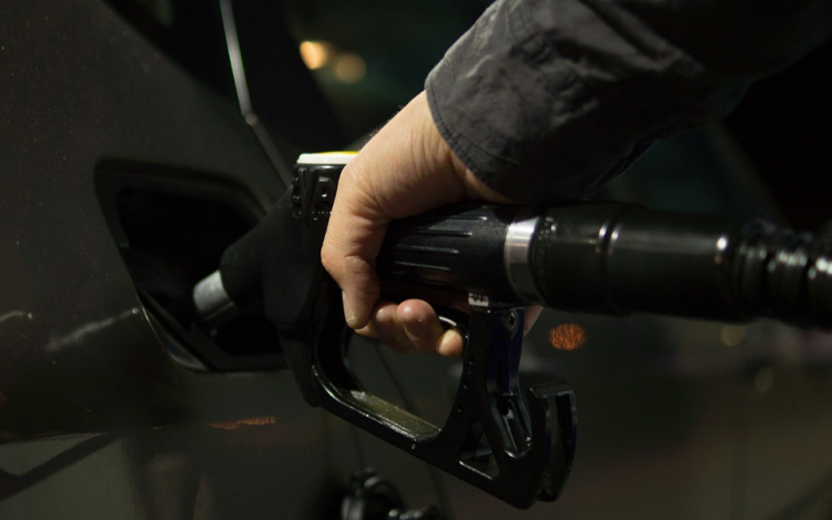 Szakértő: több mint 22 milliárd forintot spóroltak az autósok a benzinárstopnak köszönhetően