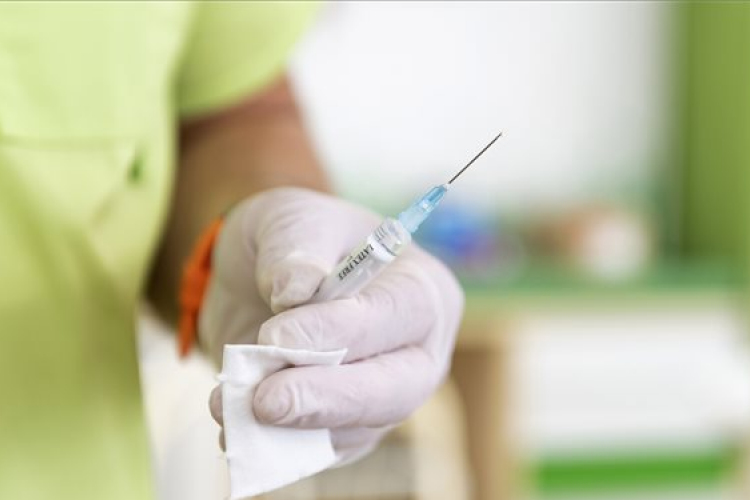 Brit gyógyszerfelügyelet: az AstraZeneca-vakcina előnyei továbbra is meghaladják a kockázatokat