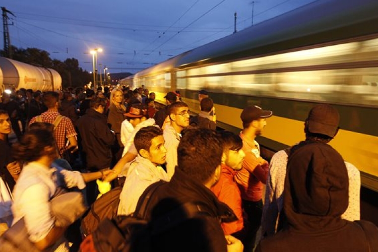 Vonattal folytatják útjukat a Bécs felé gyalogló migránsok