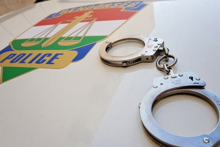 Letartóztattak egy férfit, aki autójával nekihajtott az őt felbosszantó motorosnak Bicskén