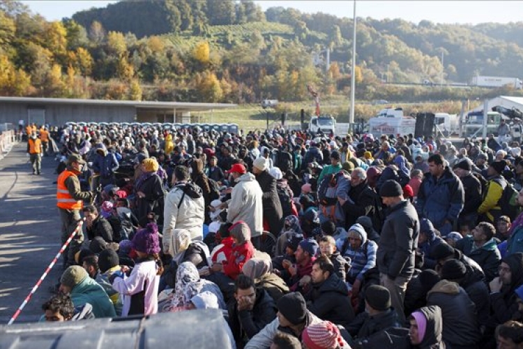Grazban helyezik el az Ausztriában gyalogló migránsokat