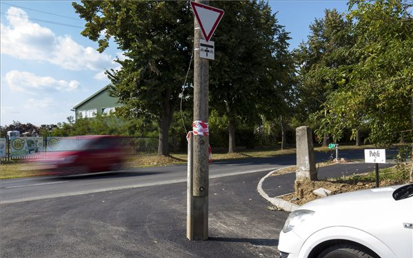 Nagykanizsán nem viccelnek – út közepén is van villanyoszlop - FOTÓK