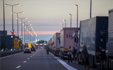 Illegális bevándorlás - A kamionosok zártak le egy szerb-horvát határátkelőt