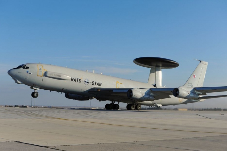 A NATO légtérellenőrző repülőgépekkel segítheti a dzsihadisták elleni harcot